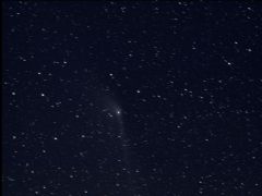 C/2011 L4 PanSTARRS, kompozice pěti snímků na kometu
